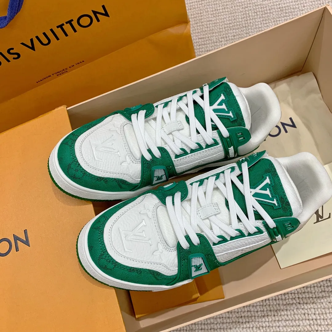 👟👟Ex-factory price 840👟👟 Women's Shoes Factory Purchasing Level ✈️ LV Trainer Latest Series of Couple's Sports Shoes Super Handsome Denim New Style, Very Good-looking ~ A must-have item for fashionistas Top-notch embossed grained calf leather on the upper Original molded T👟👟Ex-factory price U outsole, same texture as the original version Please look for our quality Please pay attention to distinguish the currency materials on the market Men's size: 39-45 Women's size: 35-40 ⚠️Full set of packaging (exclusive z👟👟factory price level anti-theft buckle cannot be sold once disassembled)